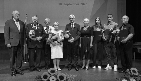 Častna občanka v družbi prejemnikov zlatih, srebrnih in bronastih grbov